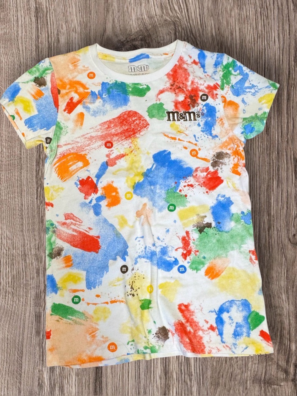 NWT M&M'S paint-splatter graphic t-shirt features a colorful, artistic design